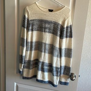 Women’s size medium sweater. Cream and blue. Light and soft.